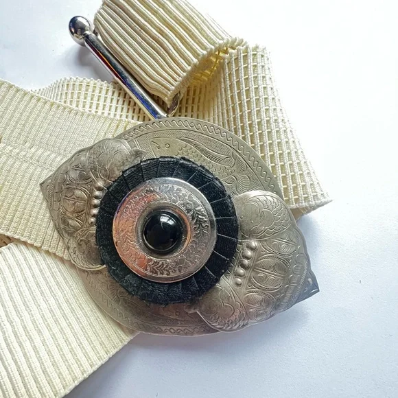 Vintage eggshell and etched silver/black fashion belt. - Picture 11 of 15